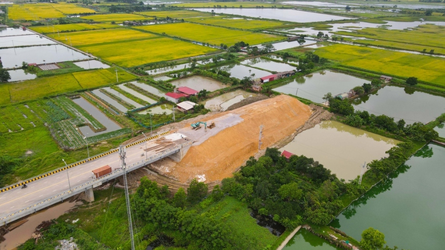 Vì sao cầu gần 400 tỷ đồng làm xong "đắp chiếu" cả năm trời?